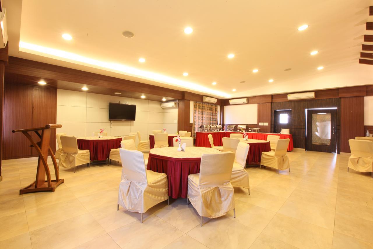 Hotel Rajawas Dibrugarh ภายนอก รูปภาพ